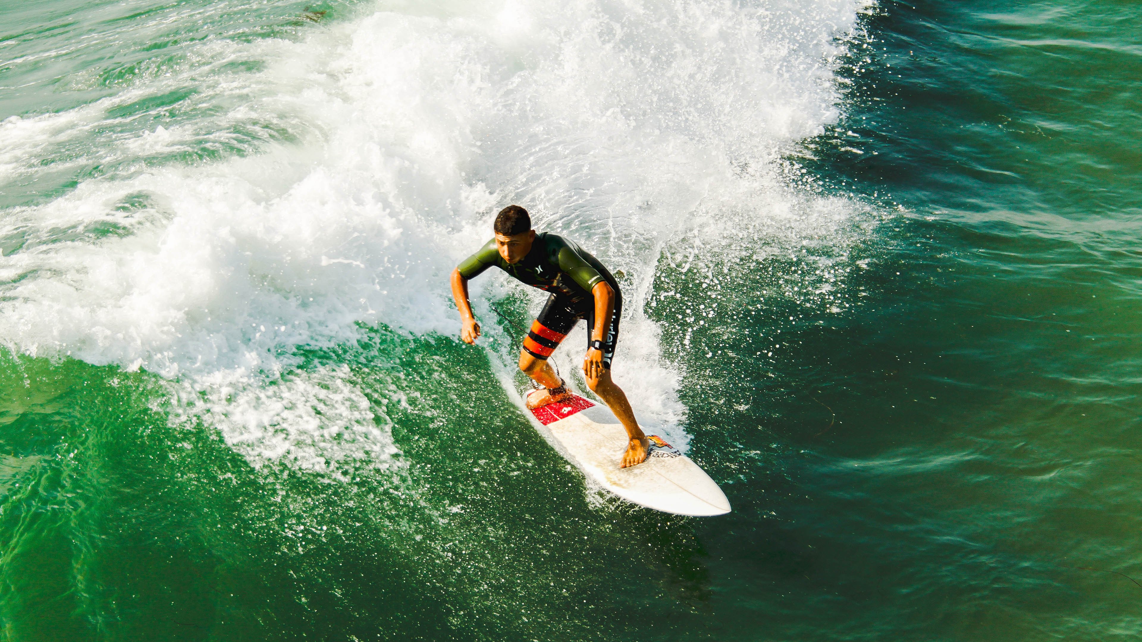 德甲激烈，教练强调战术应用，德甲球员撞教练